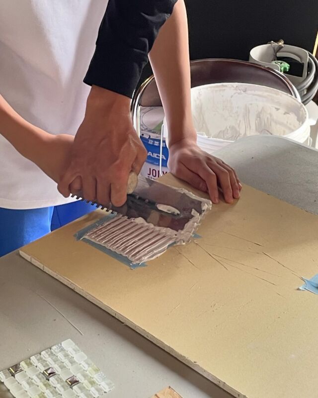 職場体験①
中学校の生徒さんが、職場体験に来てくれました！！
ガラスタイルでコースター作りに挑戦です😃
接着剤を塗って、タイルを貼って、乾かして、目地材を詰めて、洗います。
綺麗に効率良く仕上げるために、１つ１つの作業を考えながら進めていきました。

#職場体験 #中学校 #ガラスタイル #コースター作り #左官職人 #株式会社SORAIRO #SORAIRO #ソライロ #左官